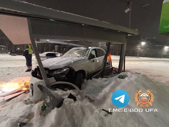 ГАИ раскрыла подробности крушения автомобилем остановки в Уфе