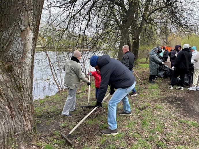Ярославцы очистили Петропавловский парк на субботнике