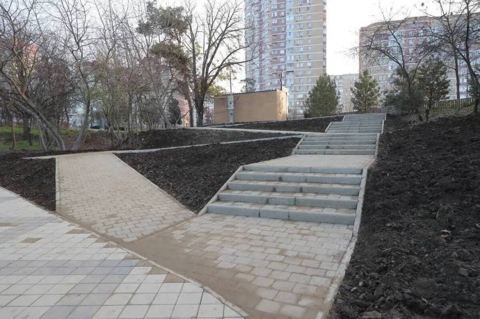 На Николаевском бульваре в Краснодаре открыли новую лестницу и пандус На Николаевском бульваре в Краснодаре открыли новую лестницу и пандус