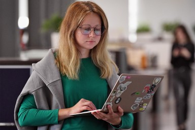 Молодые россияне все чаще ищут работу с помощью нейросетей. Искусственный интеллект улучшает им резюме
