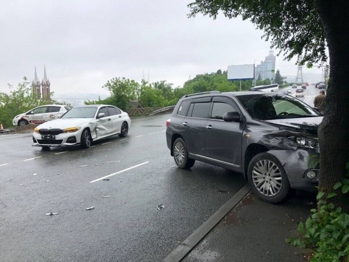 Во Владивостоке водитель на автомобиле бизнес-класса устроил аварию с BMW