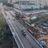 На правом направлении путепровода по шоссе Космонавтов укладывают асфальт