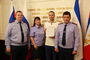 После приема граждан по вопросам нарушения жилищных прав, проведенного Председателем СК России, сироте из Республики Крым вручен сертификат на приобретение собственного жилья