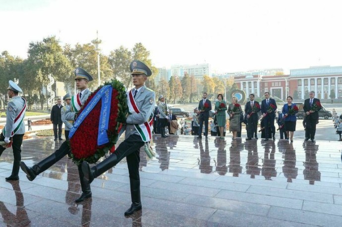 Матвиенко приняла участие в возложении цветов к памятнику Сомани в Душанбе Матвиенко приняла участие в возложении цветов к памятнику Сомани в Душанбе