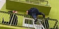 В Астрахани козырек над подъездом дома чуть не рухнул на жителей