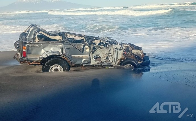 На Итурупе после шторма обнаружили на берегу "пожёванный" автомобиль На Итурупе после шторма обнаружили на берегу "пожёванный" автомобиль