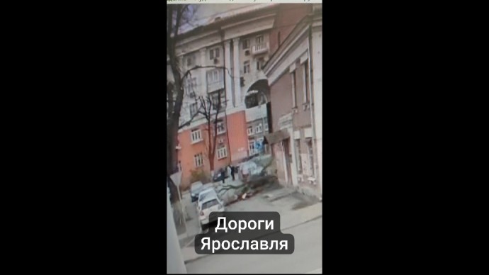 В Ярославле из-за сильного ветра дерево рухнуло на автомобили