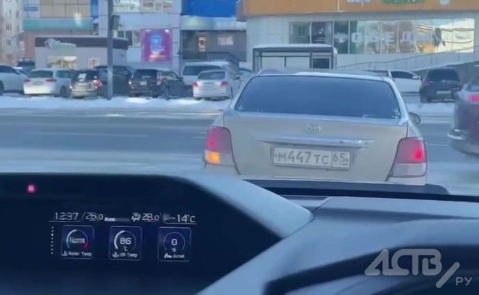Автомобилист в Южно-Сахалинске "заблокировал" выезд со двора, решив сэкономить время