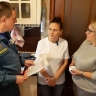 Спасатели подарили пожарные извещатели многодетным семьям