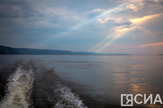 В Намском районе два рыбака застряли на сломанной лодке из-за шторма В Намском районе два рыбака застряли на сломанной лодке из-за шторма