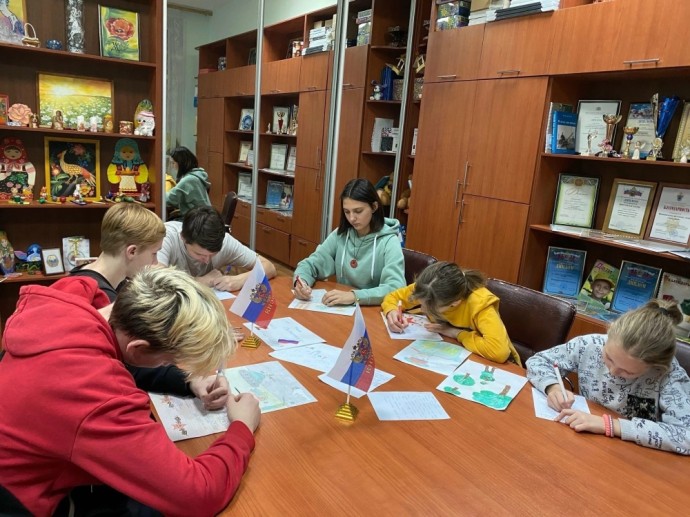 Участникам СВО вручили письма школьников, собранные в Минпросвещения России