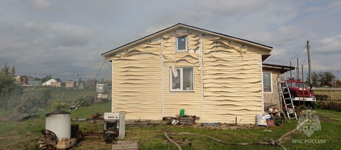 В Чудовском округе пожар уничтожил баню и едва не перекинулся на дом