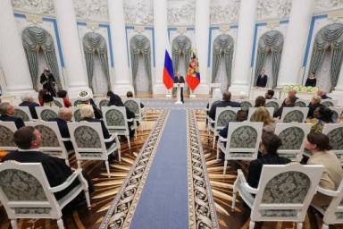Владимир Путин вручил госнаграды и премии президента за вклад в укрепление российской нации