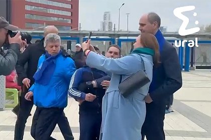 Попытка нападения на российского губернатора попала на видео Попытка нападения на российского губернатора попала на видео