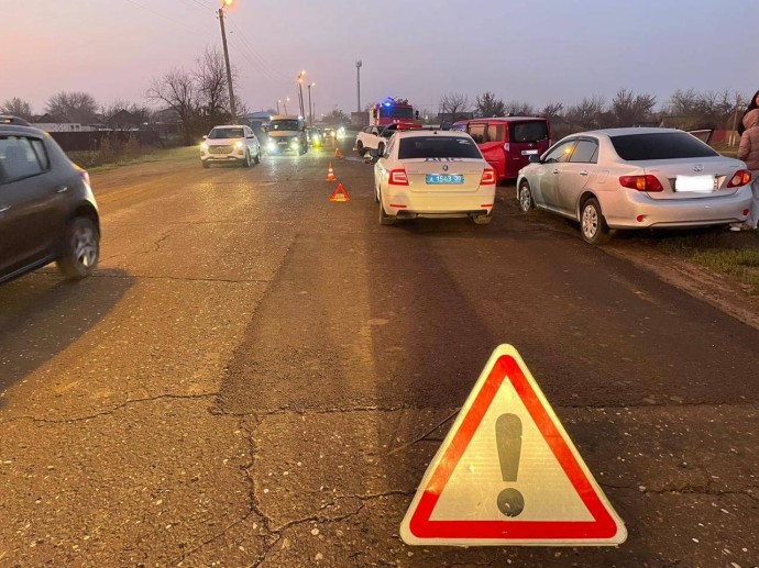 В Астрахани в жестком ДТП пострадали автоледи и две девочки В Астрахани в жестком ДТП пострадали автоледи и две девочки
