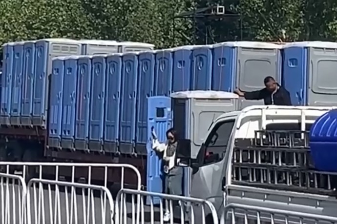 Грузовик увез справлявшую нужду в мобильном туалете женщину в Китае
