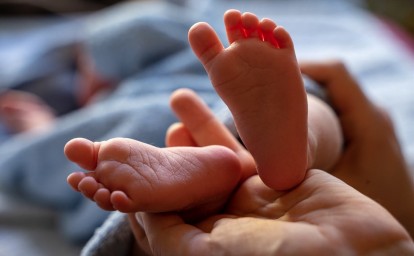 Периоды ухода за ребенком хотят включать в страховой стаж