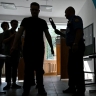 Школьница не ходит в школу из-за боязни металлоискателя