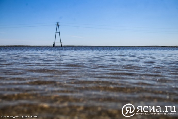 Взлетно-посадочная полоса аэропорта Зырянка остается подтопленной на 45%