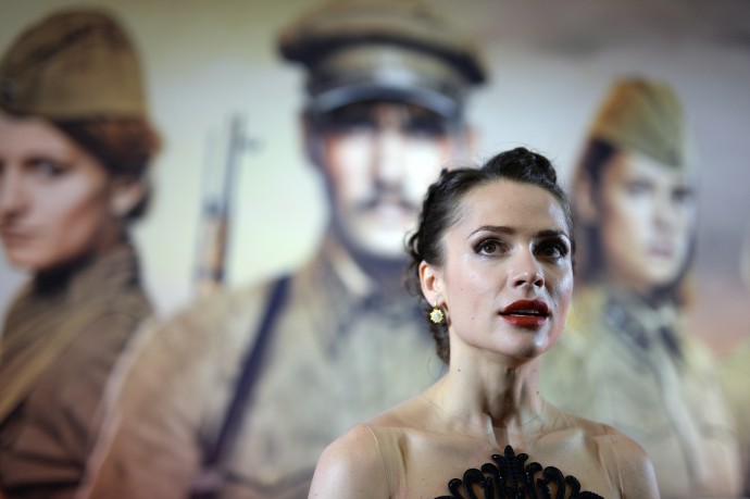 Актриса Анастасия Микульчина опубликовала свои фото топлесс. Мужчины попросились к ней на ручки