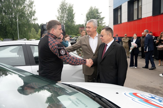 В Кирове состоялась передача автомобилей ветеранам СВО