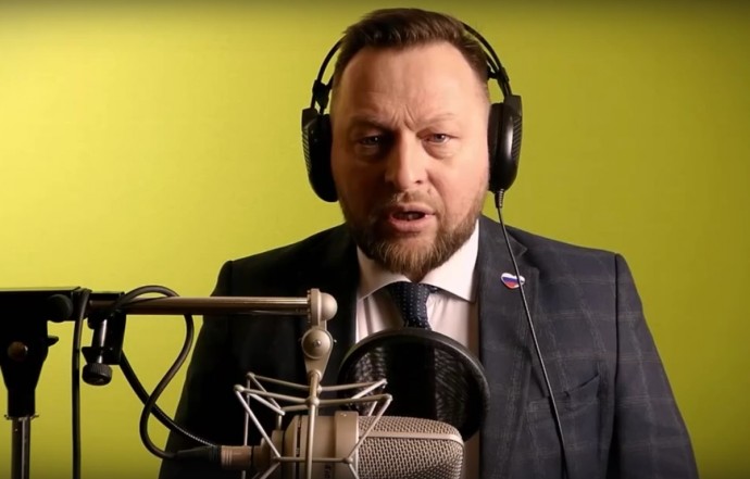 Симаков спел песню в честь 8 Марта