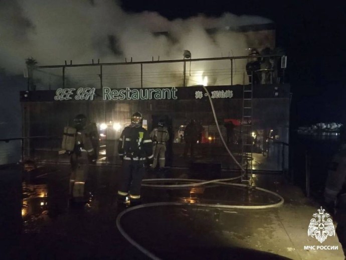 Пожар уничтожил один из популярных ресторанов на «Юбилейном» пляже Владивостока