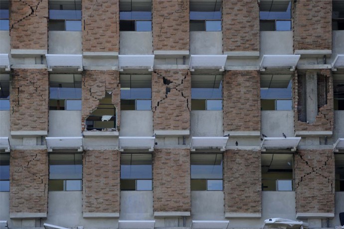 Элитный 102-этажный небоскреб в центре Нью-Йорка начал рушиться Элитный 102-этажный небоскреб в центре Нью-Йорка начал рушиться