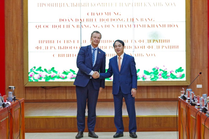 Сенаторы РФ вручили гуманитарную помощь пострадавшим от наводнения во Вьетнаме