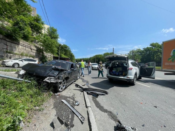 «А „Марк” был хороший». Два человека пострадали в жестком ДТП во Владивостоке
