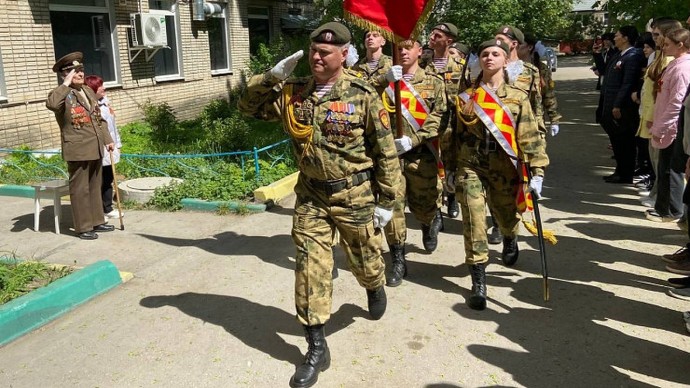 Вернувшемуся с парада на площади Василию Мирошниченко устроили парад у дома
