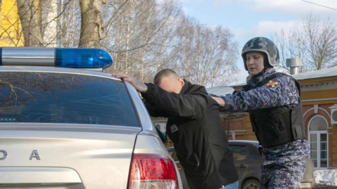 В Кирове мужчина разбил бутылкой лобовое стекло такси и попытался скрыться