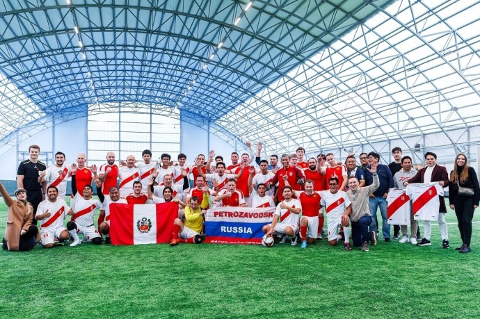 Футбольные болельщики из Карелии сыграли за Россию в Санкт-Петербурге с перуанцами Футбольные болельщики из Карелии сыграли за Россию в Санкт-Петербурге с перуанцами