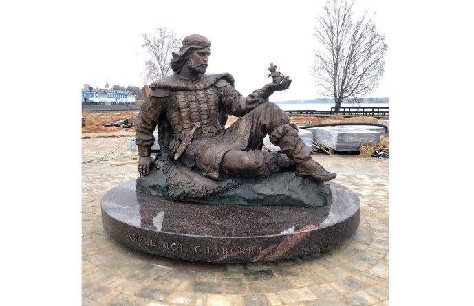 В Мышкине установили скульптуру князя Мстиславского