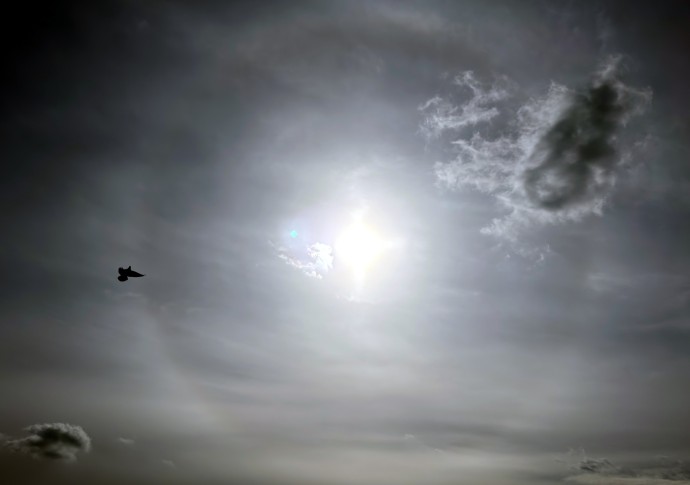 Леус: Ледяные кристаллы в воздухе привели к образованию солнечного гало в Подмосковье