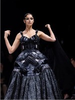 Ирина Шейк вышла на подиум в Париже с «заплаканными глазами»