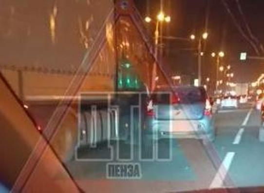 В Пензе из-за ДТП с фурой стоит в пробке проспект Победы