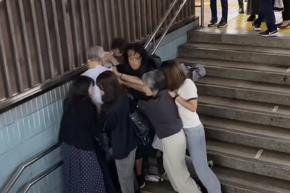 Пассажиры метро поймали пожилого извращенца и попали на видео Пассажиры метро поймали пожилого извращенца и попали на видео