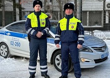 В Благовещенске полицейские помогли доставить в больницу получившую травму девочку