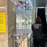 Эскалатор зажевал пальцы: в Приморье ребенок получил жуткую травму в торговом центре