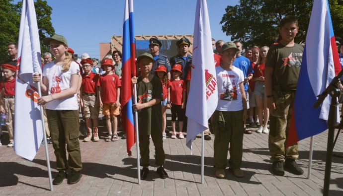 Новгородцам показали раритетную военную технику Новгородцам показали раритетную военную технику