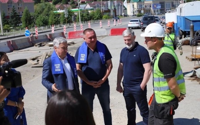 Партийный десант контролирует капитальный ремонт «Мебельного» моста в Горно-Алтайске Партийный десант контролирует капитальный ремонт «Мебельного» моста в Горно-Алтайске