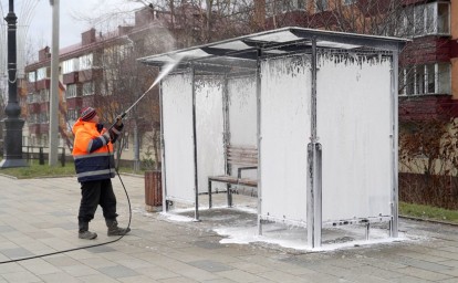 В Южно-Сахалинске до наступления морозов моют автобусные павильоны