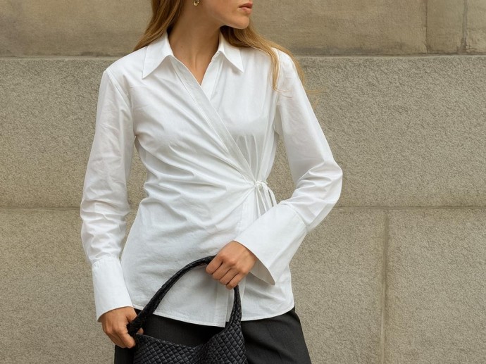 Мода снова делает талию: рубашка, которая превратила офисный стиль в соблазн Мода снова делает талию: рубашка, которая превратила офисный стиль в соблазн