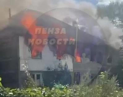 На улице Молодежной в Пензе полыхает двухэтажный дом