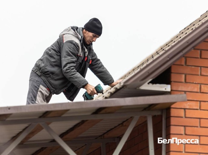 Шебекинские строители восстанавливают пострадавшие при обстрелах дома в частном секторе Шебекинские строители восстанавливают пострадавшие при обстрелах дома в частном секторе