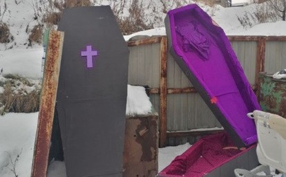 В столице Камчатки прохожих напугал фиолетовый гроб возле мусорных контейнеров