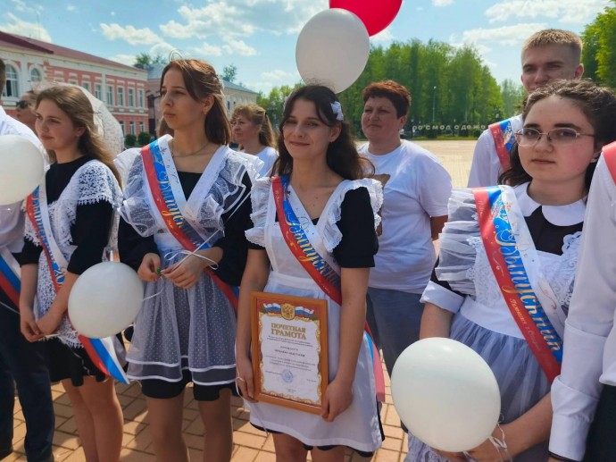 В Новгородской области прозвучали последние школьные звонки 2025 года