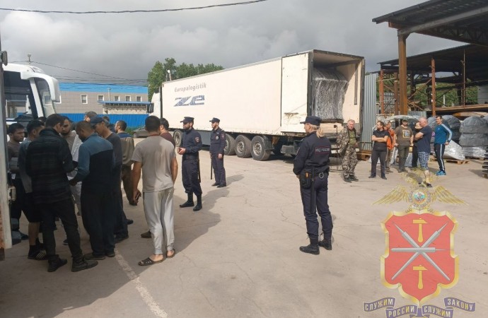 В рамках операции «Нелегал» полицейские проверили промзону в Скуратово