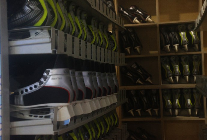 В Москве на ВДНХ начали устанавливать каток